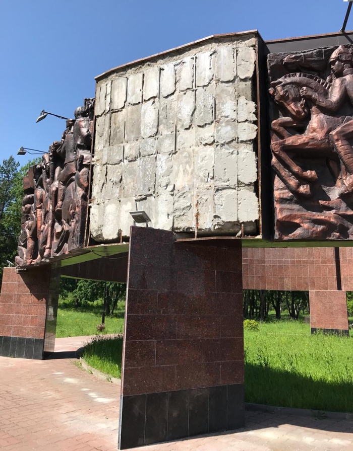 В Клинцах ремонтируют памятник «Героям Отечества»