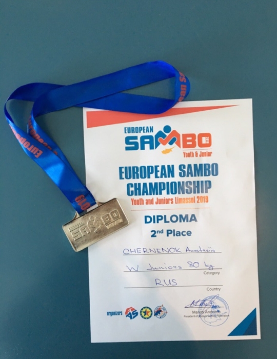 Клинчанка Настя Черненок завоевала серебро на первенстве Европы по самбо среди юниорок
