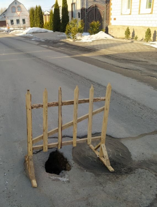 В Клинцах по ул. Дзержинского образовалась опасная для водителей и пешеходов яма