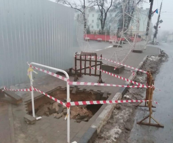 На центральной улице Клинцов обвалился тротуар