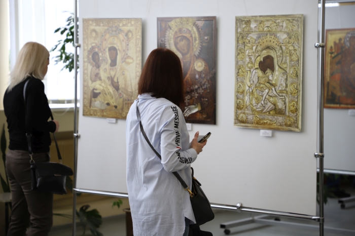 В Клинцах открылась фотовыставка Костаса Асимиса «Наш Афон»
