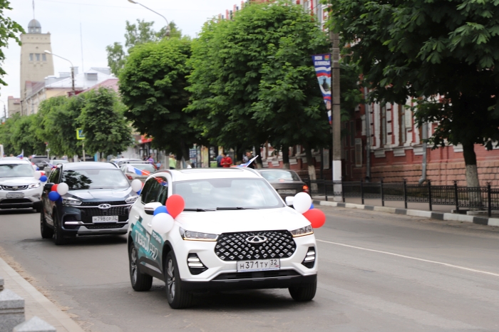 День России в Клинцах встретили автопробегом