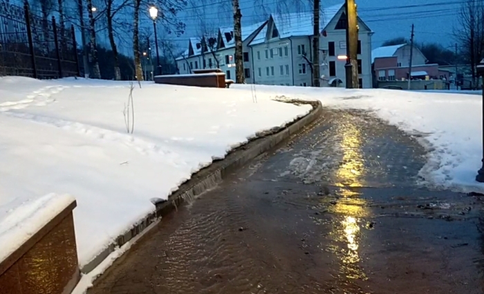 Из-за аварии центральную улицу Клинцов в двадцатиградусный мороз залило водой 