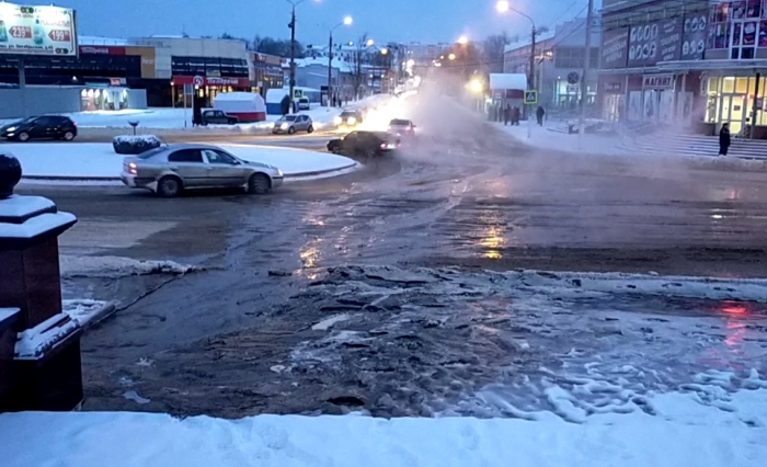 Из-за аварии центральную улицу Клинцов в двадцатиградусный мороз залило водой 