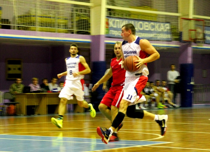 В Клинцах проходит международный баскетбольный турнир памяти Александра Остроносова
