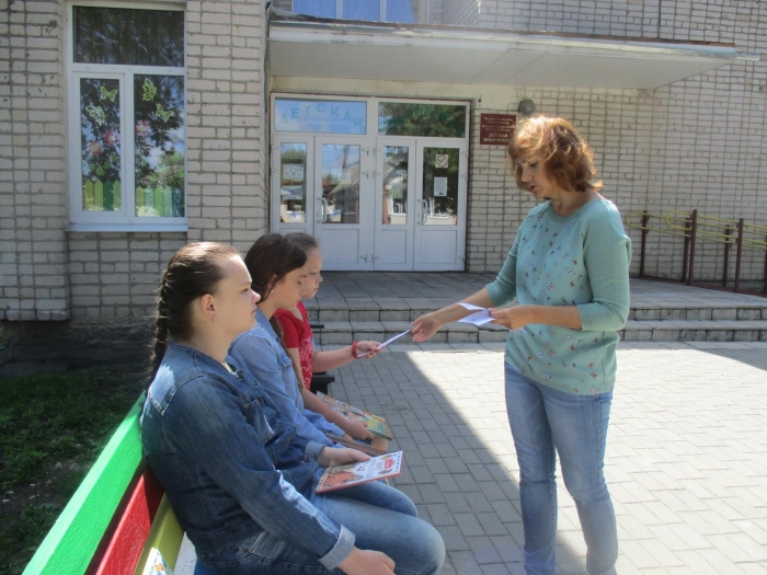 В Клинцах открылся новый сезон летнего проекта «С книжкой на скамейке»