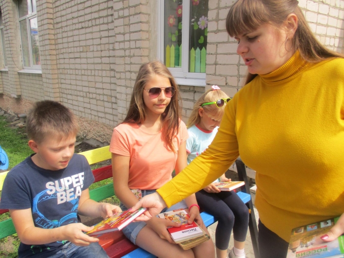 В Клинцах открылся новый сезон летнего проекта «С книжкой на скамейке»