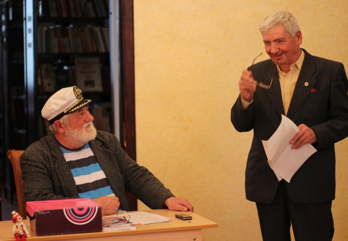 В День смеха в Клинцах состоялось заседание клуба «Веселый попугай»