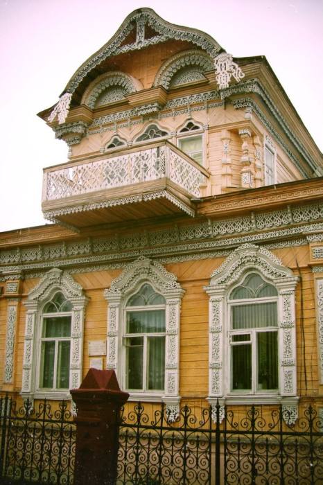 Злынка:  музей под открытым небом памятников деревянного зодчества на фасадах домов