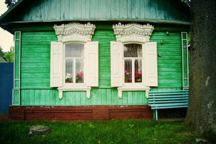 Злынка:  музей под открытым небом памятников деревянного зодчества на фасадах домов