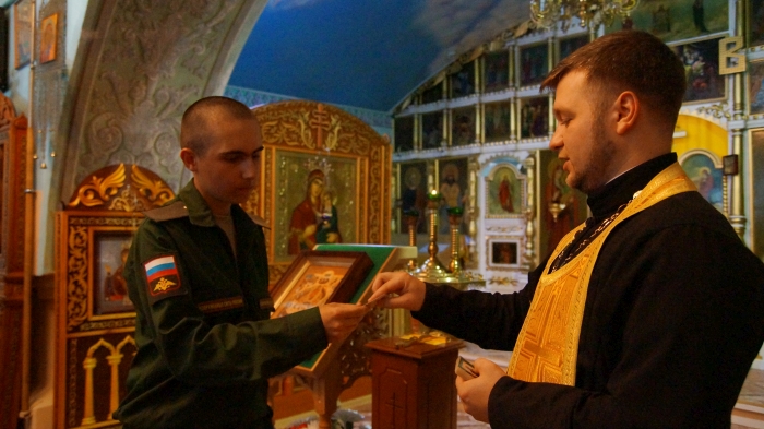 В Клинцах новобранцы получили благословение священника на прохождение военной службы