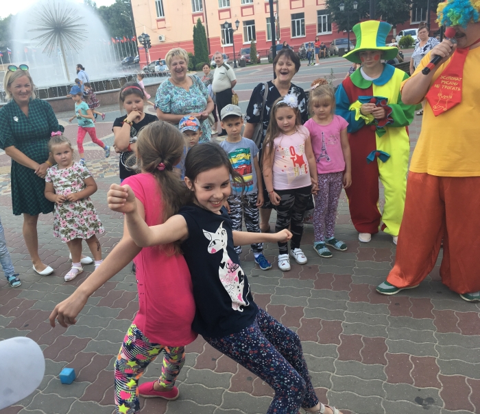 В Клинцах состоялась игровая программа для детей «Семья – важнее всего на свете»
