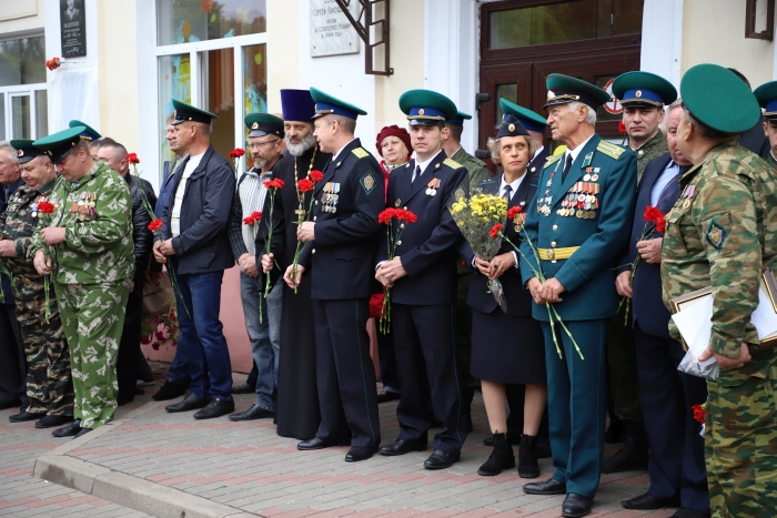 В Клинцах открыли мемориальную доску пограничнику Сергею Дашуку