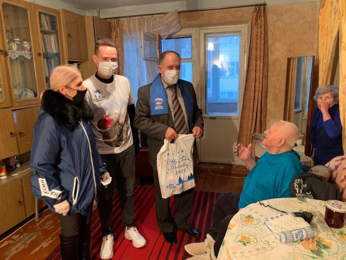 В Клинцах поздравили с наступающим Новым годом ветеранов войны и труда