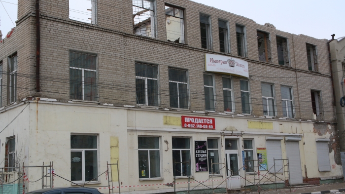 В центре города Клинцы ведутся работы по демонтажу стен аварийного дома
