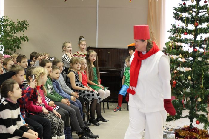 В Клинцах состоялось новогоднее представление «Когда зажигаются елки»