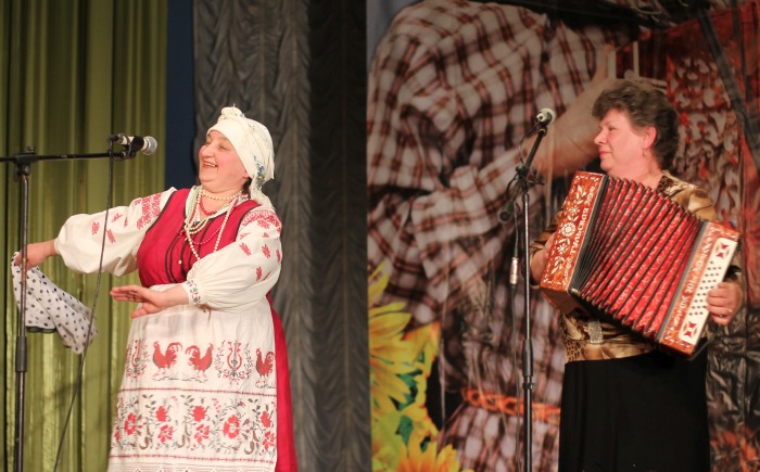 В Клинцах прошел концерт народного фольклорного ансамбля «Весёлые девчата»