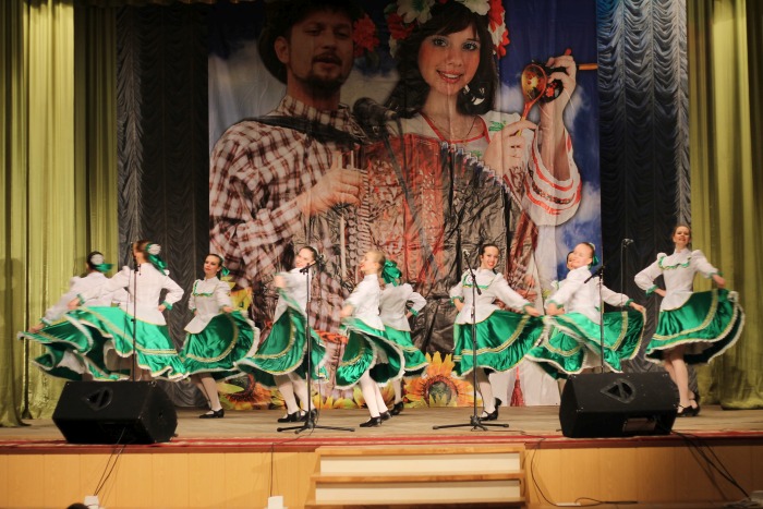 В Клинцах прошел концерт народного фольклорного ансамбля «Весёлые девчата»