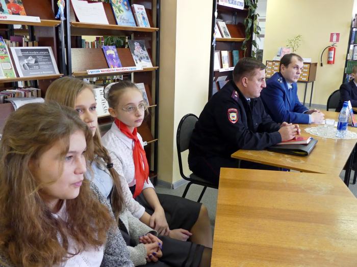 С клинцовскими школьниками провели правовой час - «Человек, государство, закон» в День Конституции