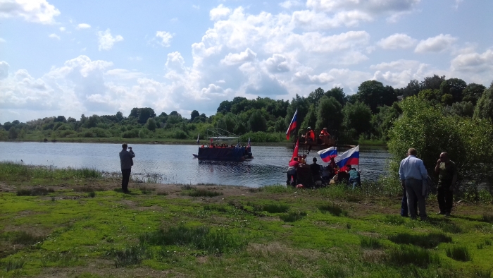 Клинцовские подростки на катамаране совершили экскурсию по реке Ипуть