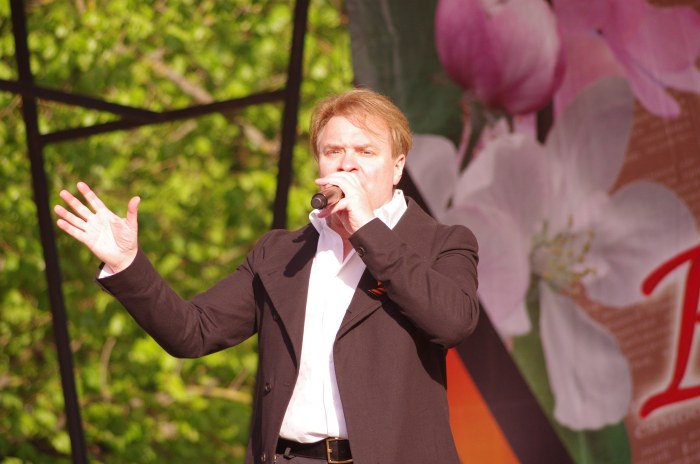 В День Победы в Клинцах состоялся концерт А. Добронравова «Горит и кружится планета»