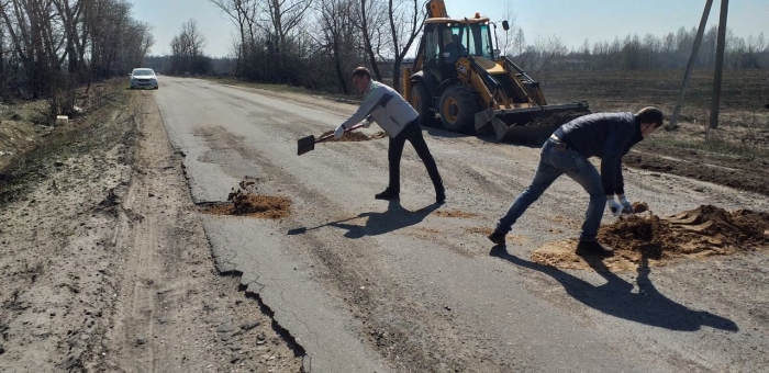 Активисты ЛДПР совместно с неравнодушными клинчанами провели ремонт дороги своими силами