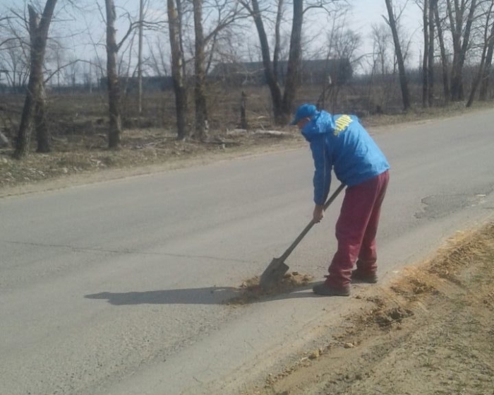 Активисты ЛДПР совместно с неравнодушными клинчанами провели ремонт дороги своими силами