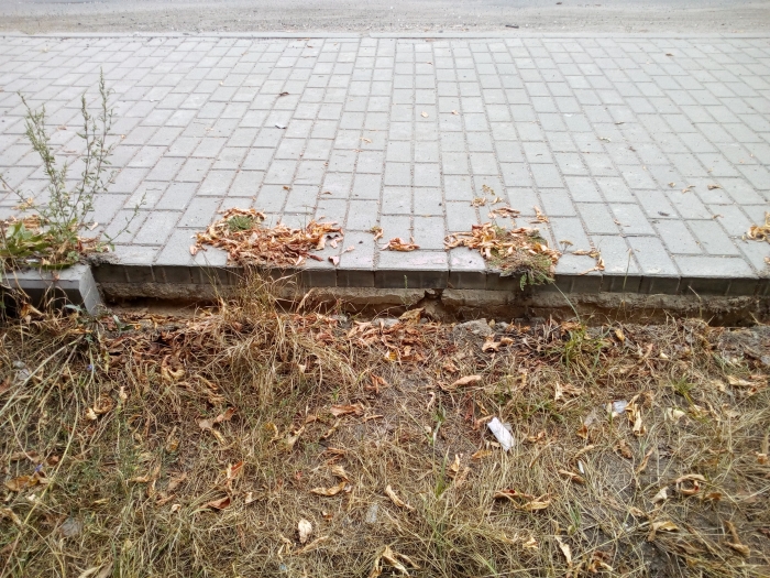 В Клинцах злоумышленники вырвали и похитили блоки тротуарного бордюра