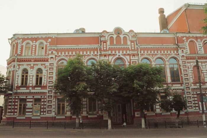 Здание бывшего купеческого собрания, в настоящее время - ДК «Современник»