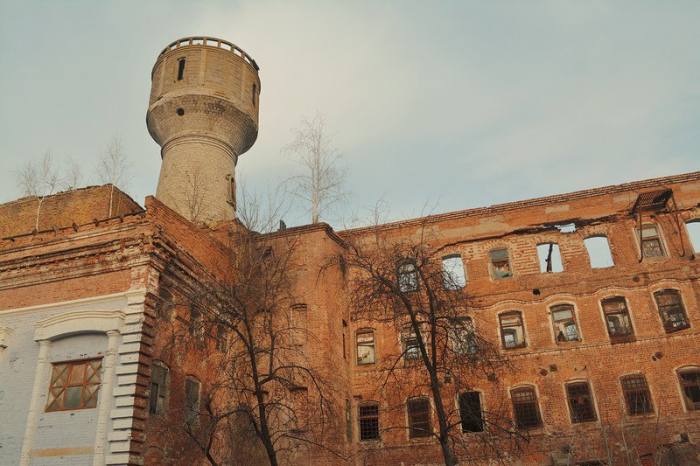 корпусам бывшего фабричного корпуса Стодольской мануфактуры, основанной промышленником Василием Барышниковым в 1872 году