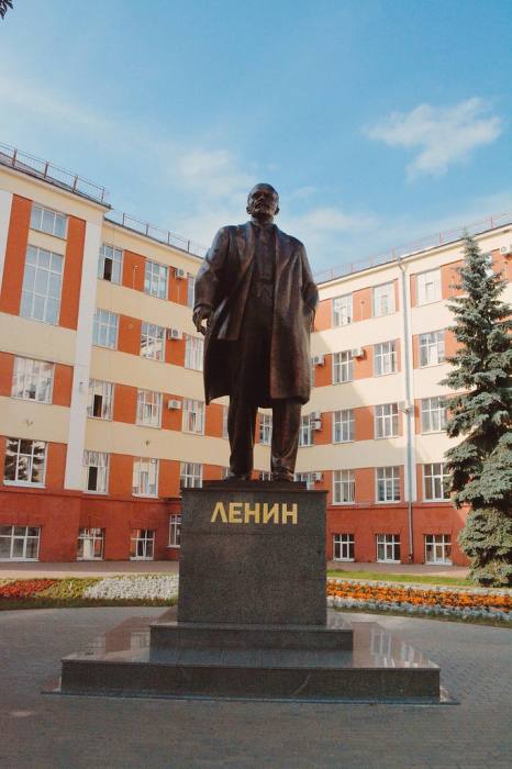 монументальный памятник В. Ленину