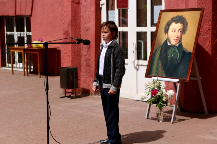 В день рождения Пушкина в Клинцах состоялся флешмоб «У Лукоморья дуб зеленый»