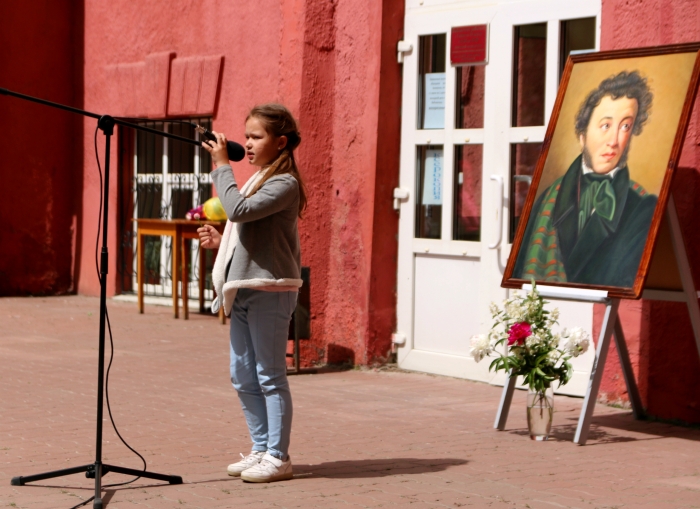 В день рождения Пушкина в Клинцах состоялся флешмоб «У Лукоморья дуб зеленый»