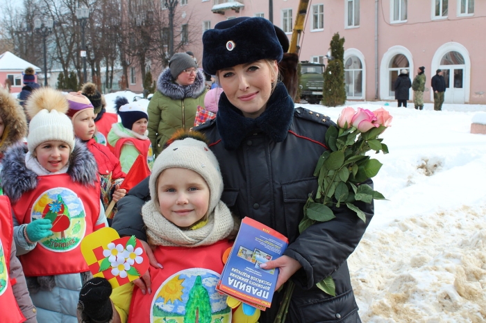 В Клинцах прошла акция «Подари сердце маме и цветы для Автоледи!»
