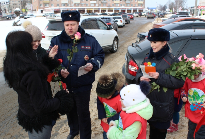 В Клинцах прошла акция «Подари сердце маме и цветы для Автоледи!»