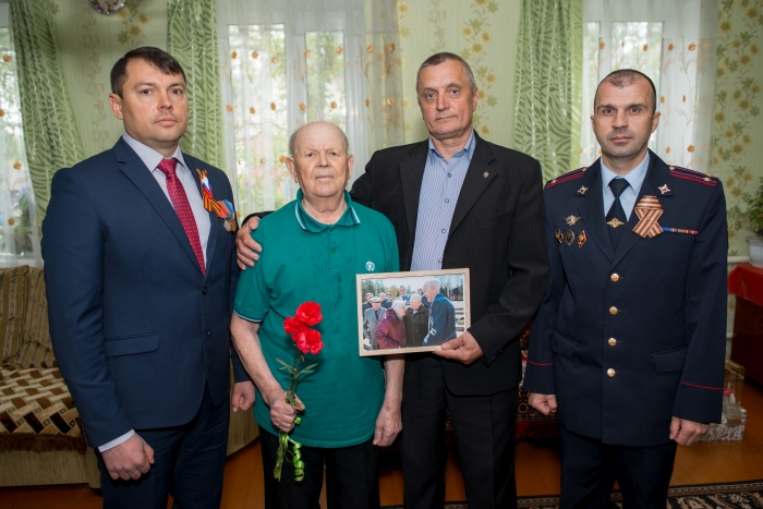 В Клинцах поздравили с Днем Победы ветеранов МВД