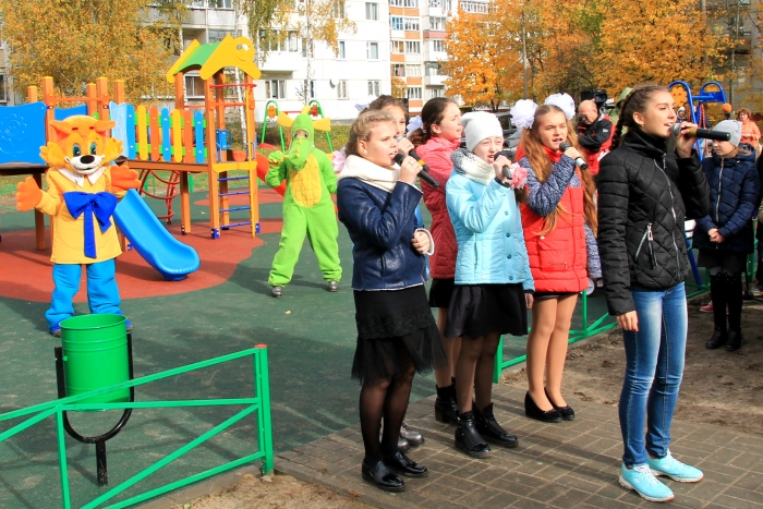 В Клинцах торжественно открыли три новые детские площадки