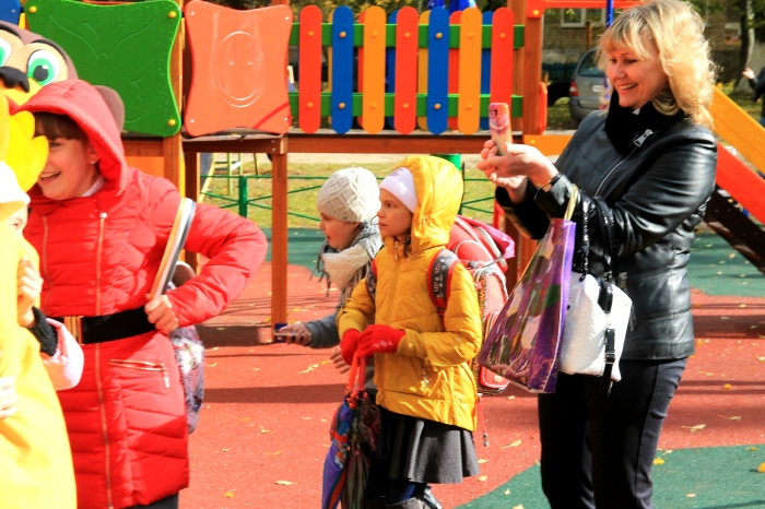В Клинцах торжественно открыли три новые детские площадки