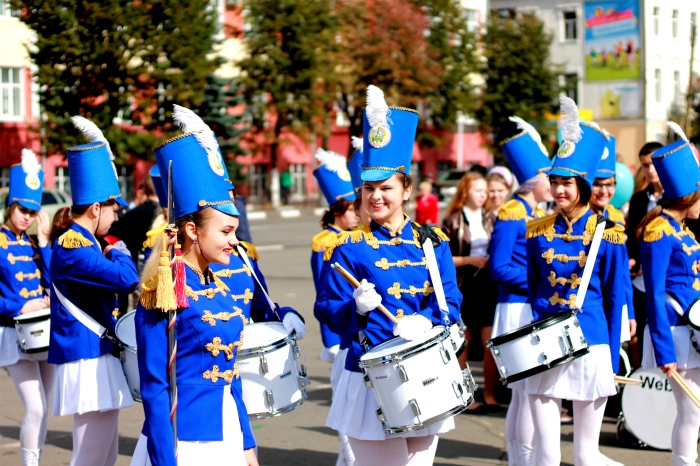 По центральным улицам города Клинцы прошел парад первокурсников