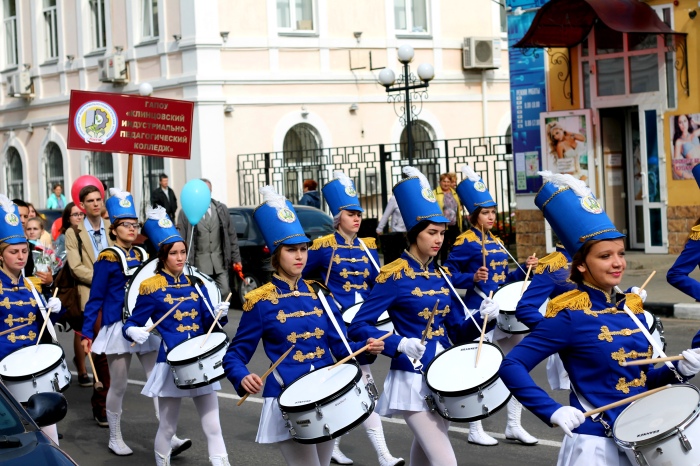 По центральным улицам города Клинцы прошел парад первокурсников