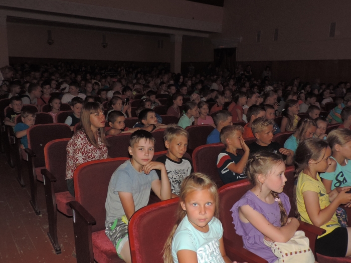 В Клинцах состоялось развлекательная программа, посвящённая закрытие летних школьных площадок