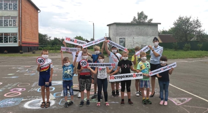Брянские автоинспекторы и школьники призывают участников дорожного движения к соблюдению ПДД
