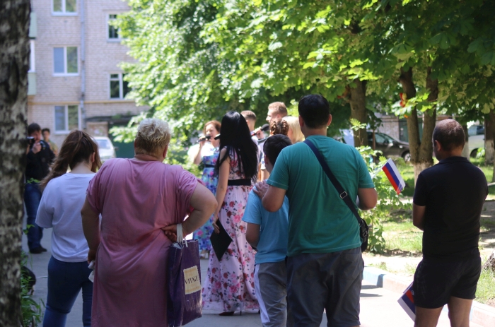 В Клинцах во дворе многоквартирного дома прошел праздничный концерт