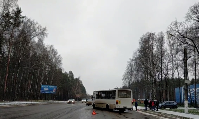 Утром 3 декабря в Клинцах в р-не нового ФОКа столкнулись легковушка и автобус.