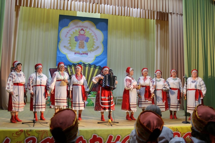 «Весёлые девчата» приняли участие в Межрегиональном фестивале «Севская частушка»