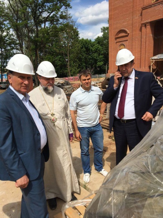 Владимир Попков провел рабочую встречу на стройплощадке Кафедрального собора в городе Клинцы