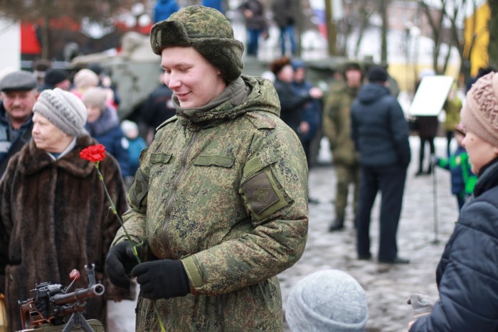 Военнослужащие в День защитника Отечества устроили праздник для жителей города Клинцы