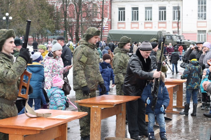 Военнослужащие в День защитника Отечества устроили праздник для жителей города Клинцы
