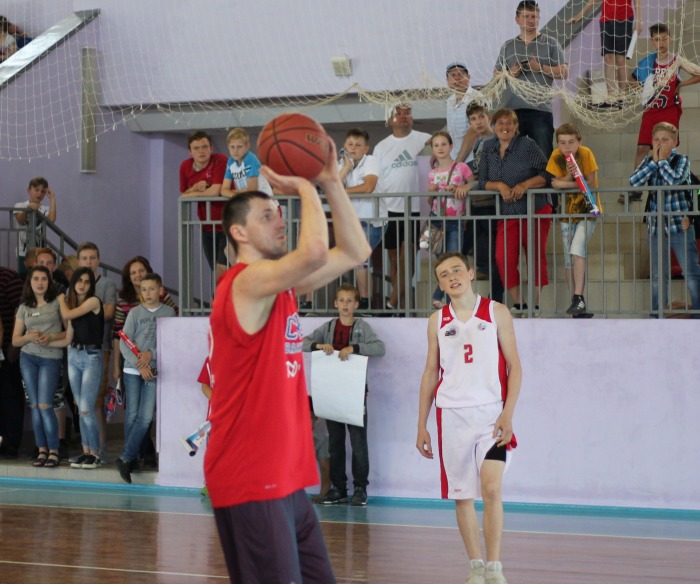 В Клинцах завершился турнир по баскетболу на призы Виталия Фридзона