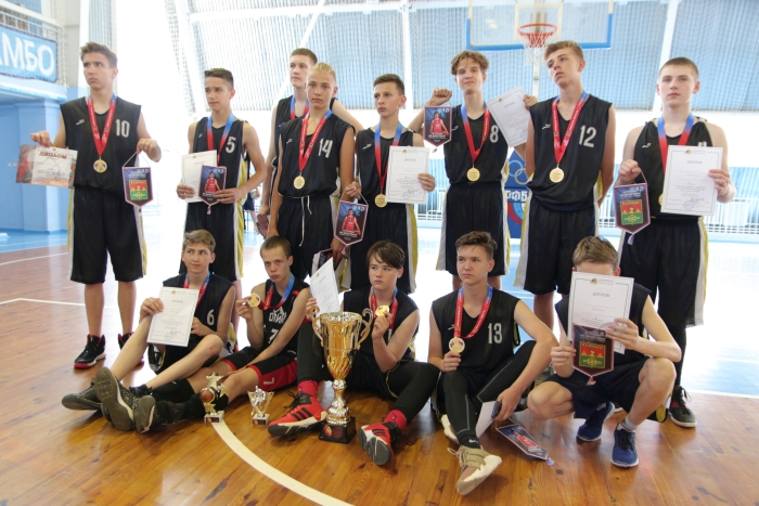 В Клинцах завершился турнир по баскетболу на призы Виталия Фридзона